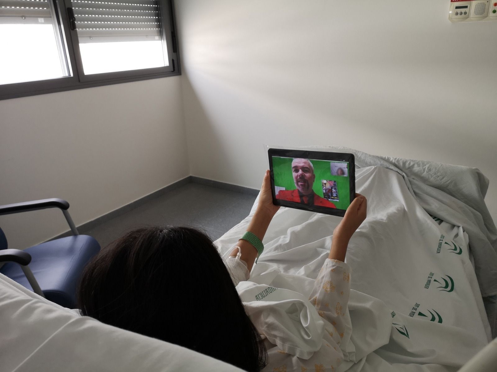 Una pequeña ingresada en el Hospital de Ronda viendo la actuación de magia.