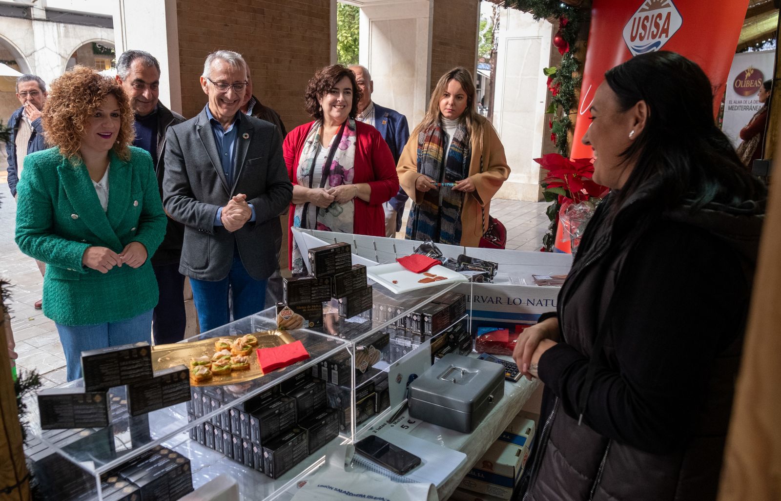 Las autoridades ante el stand de Usisa.