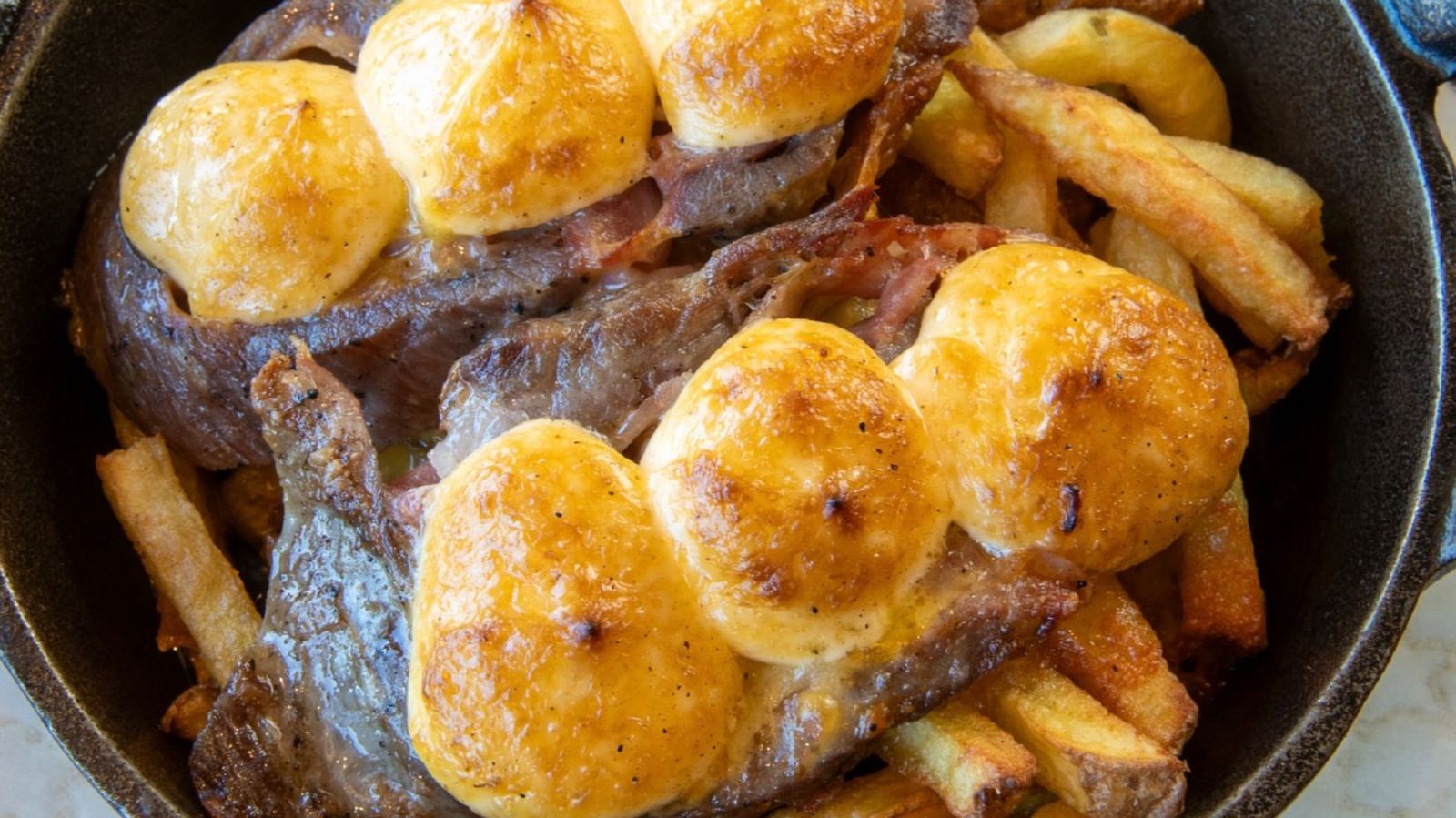 Pluma rellena de bacon y cheddar gratinada con mayonesa gaucha.