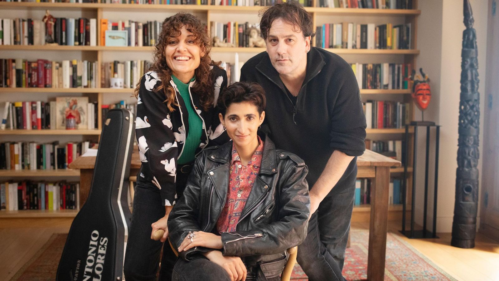 Los directores de 'Flores para Antonio', Elena Molina e Isaki Lacuesta, con Alba Flores