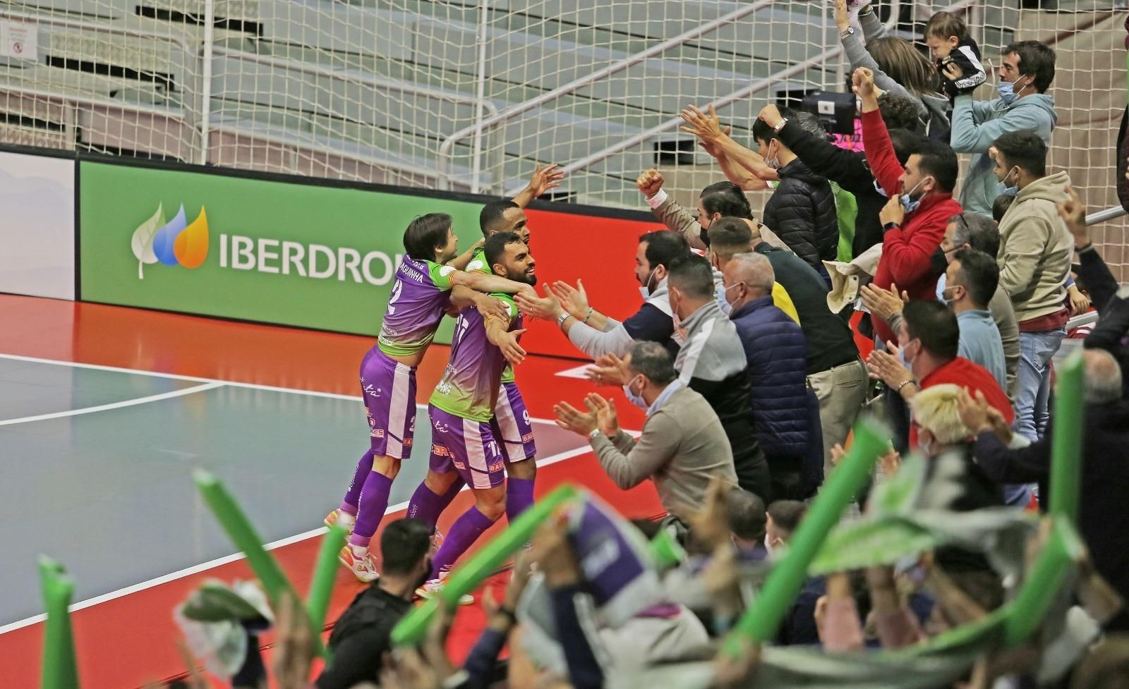 Los jugadores de Palma celebran con sus aficionados el pase a la final.