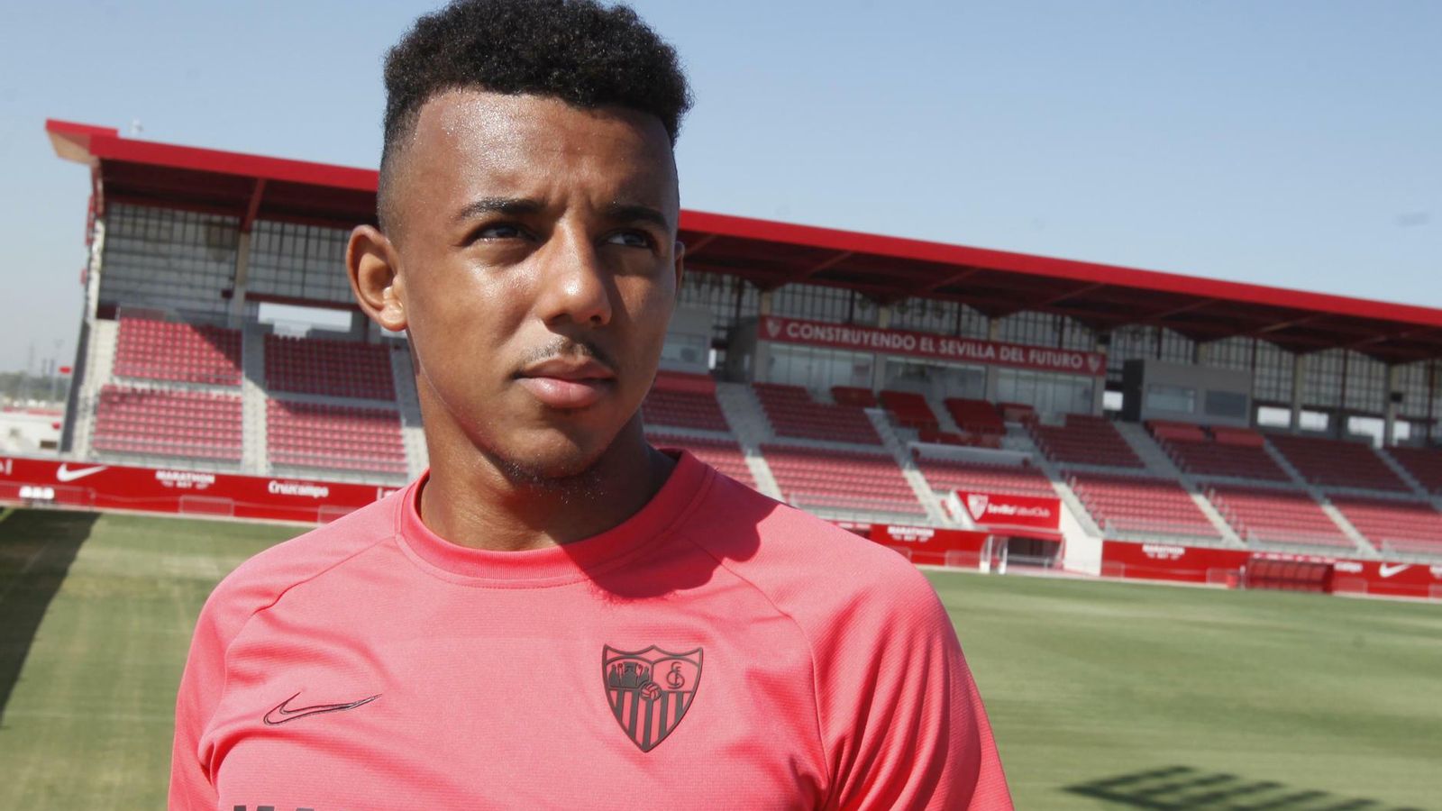 El joven galo, ante la grada del estadio Jesús Navas.