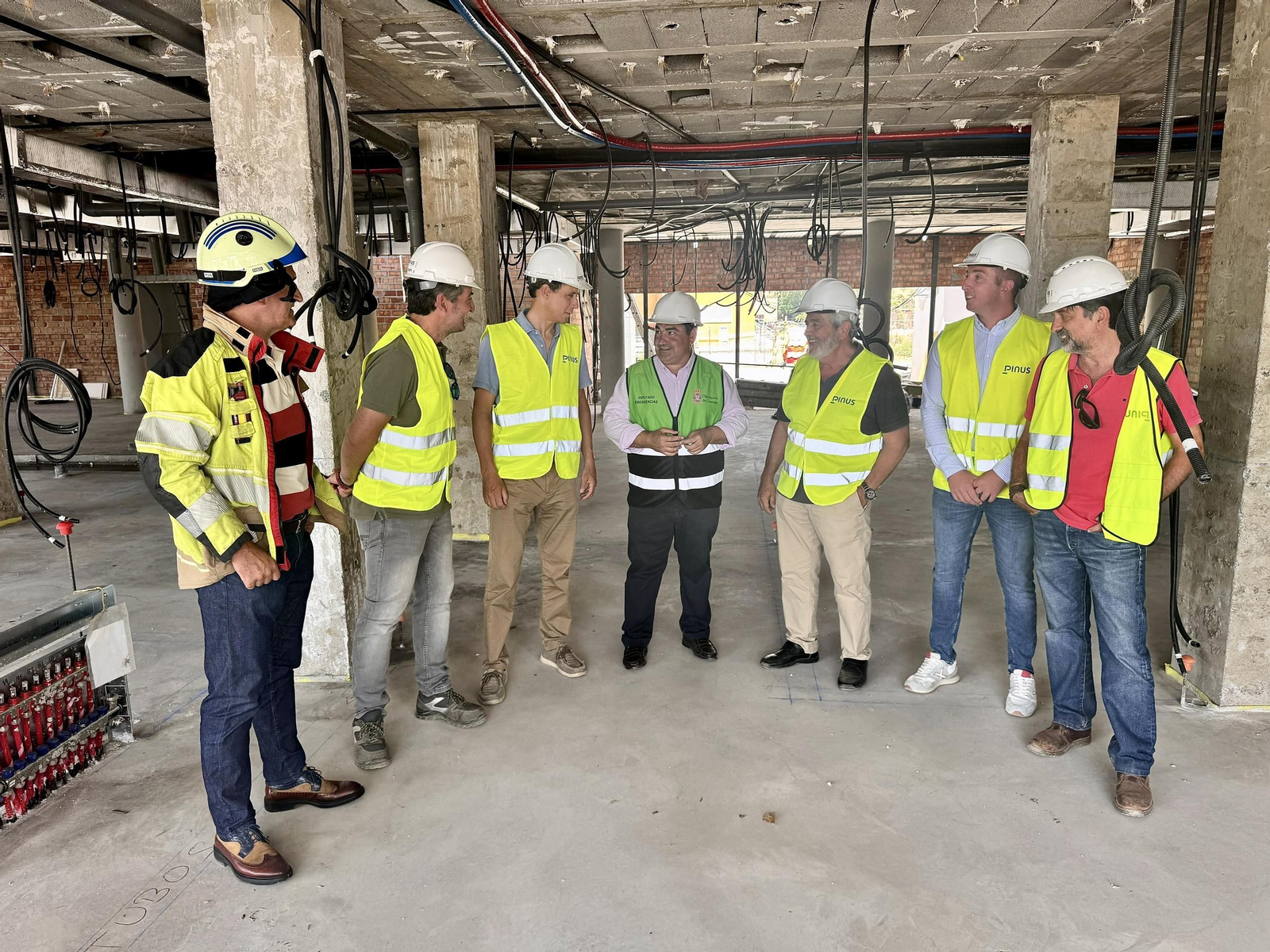 Imagen de la visita del diputado a las obras en el Parque de Bomberos de Guadix