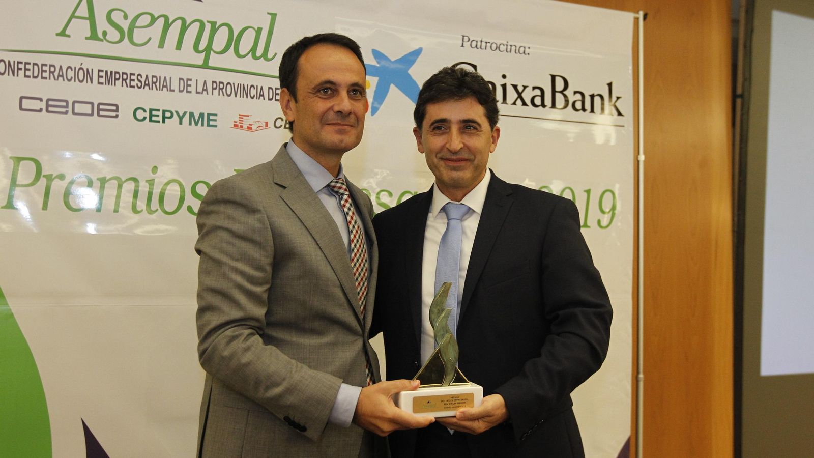 Juan Jesús Lozano, director del Centro de Empresas de CaixaBank en Almería, entrega el premio a Ricardo Ortiz, director general de Rijk Zwaan Ibérica.