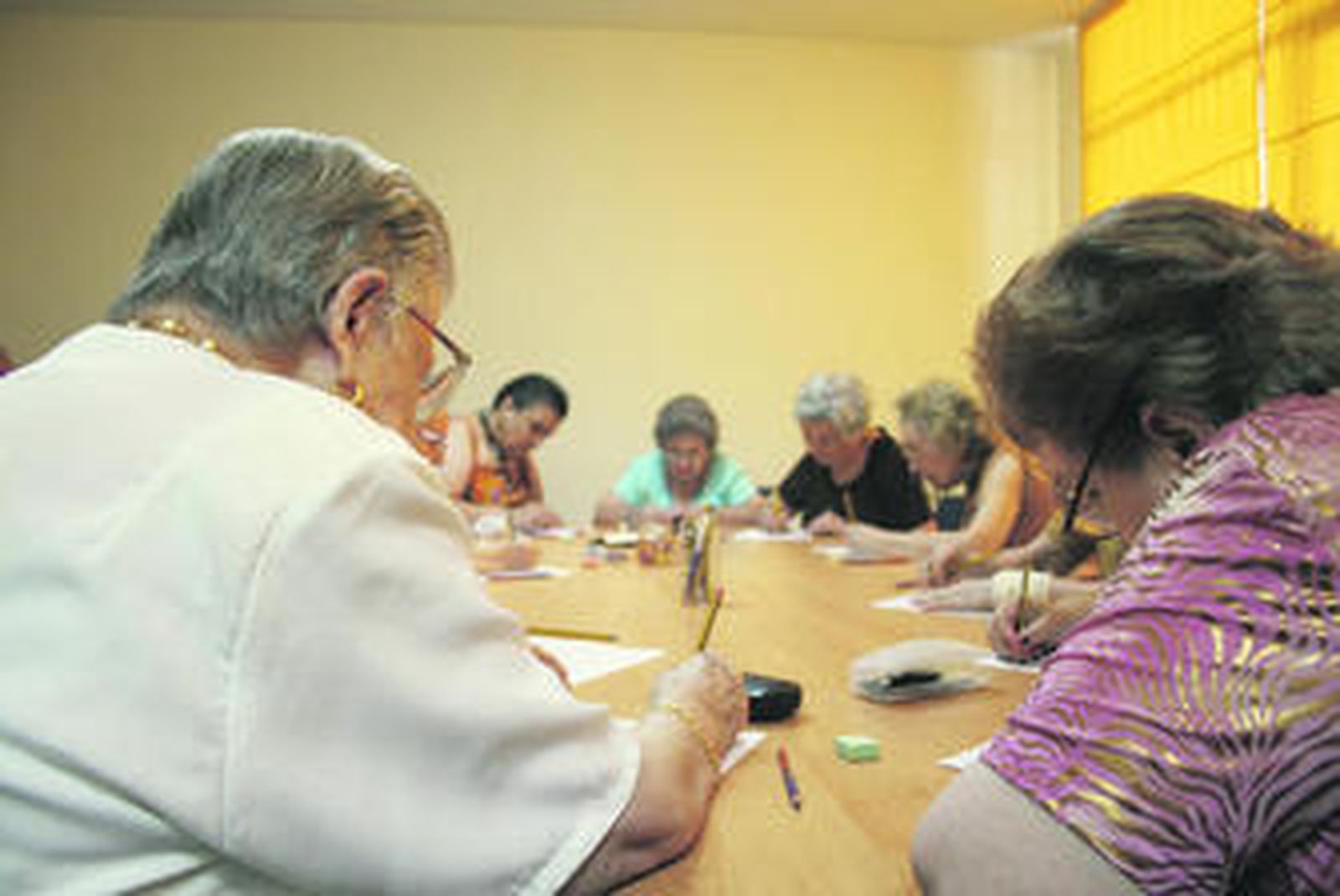Mujeres con una media de edad de 80 años en el taller de memoria.