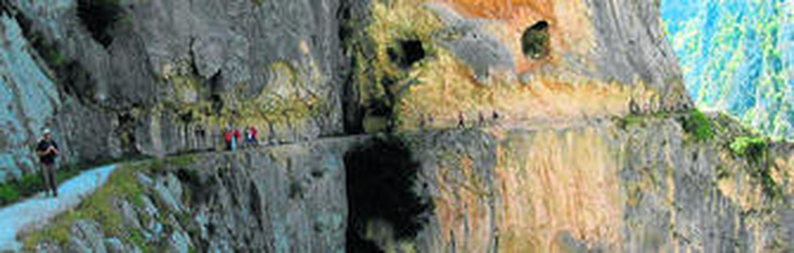 1. La garganta del río Cares. Ruta entre Poncebos y Caín. Parque Nacional Picos de Europa (Asturias).  2. Cascadas de las Chorreras. Parque Natural de las Sierras Subbéticas (Córdoba). 3. Ascensión al Mulhacén. Parque Nacional de Sierra Nevada (Granada). 4. Descenso integral de la Garganta Verde de Grazalema (Cádiz).