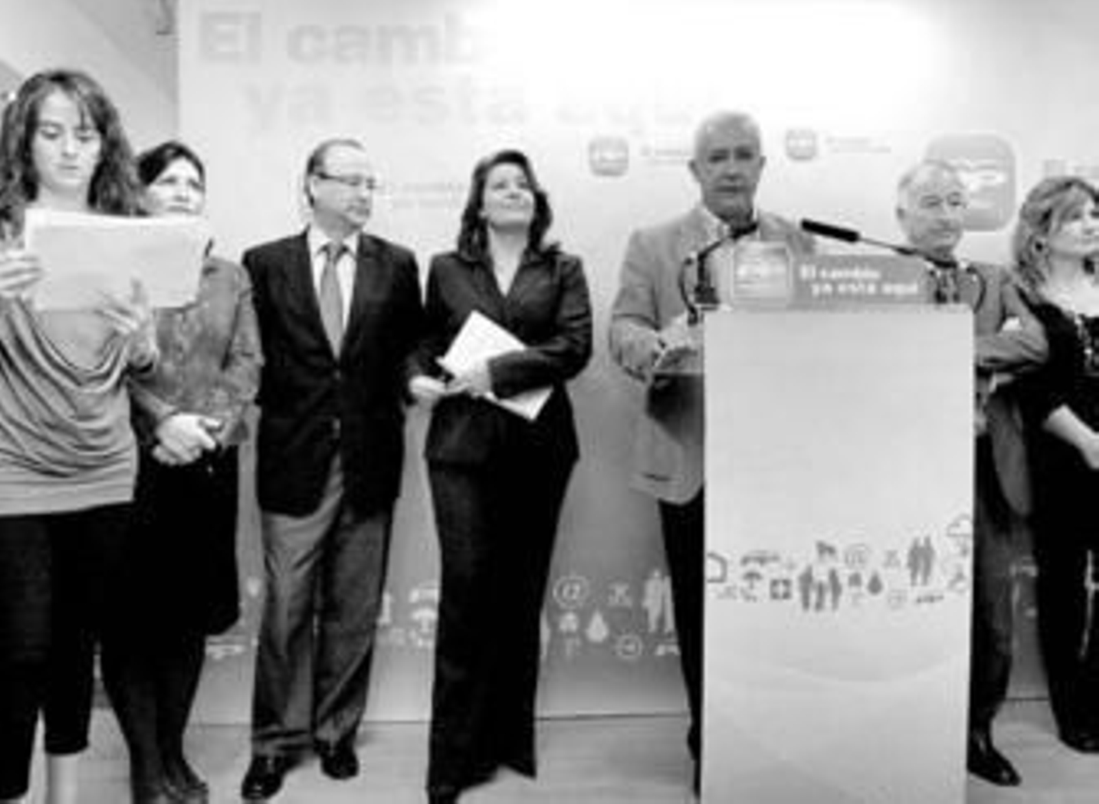 Javier Arenas junto a los cargos populares en la sede de Almería.