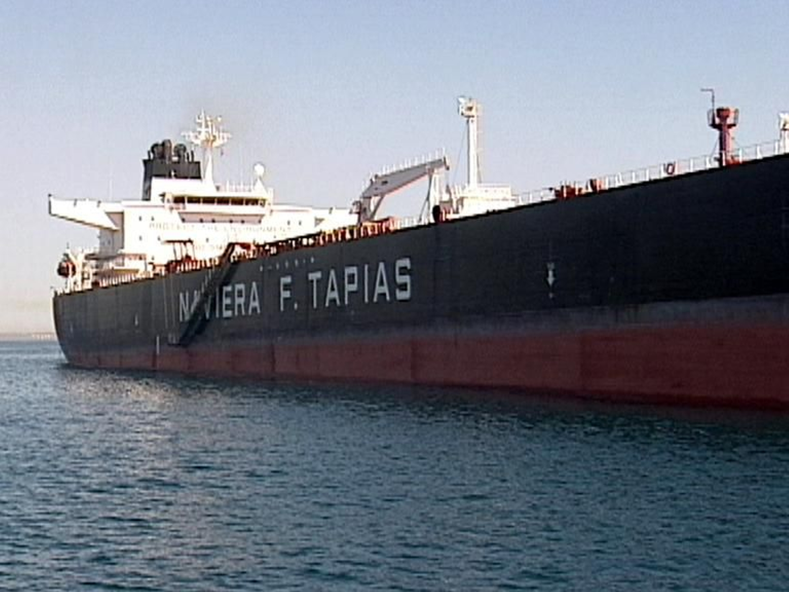 Un petrolero descarga crudo en el Puerto de Huelva para su refino en la planta de Cepsa de La Rábida