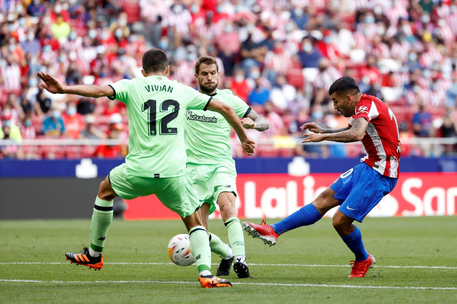 Correa dispara a puerta ante dos defensores del Athletic en el partido de Liga en el Wanda Metropolitano.