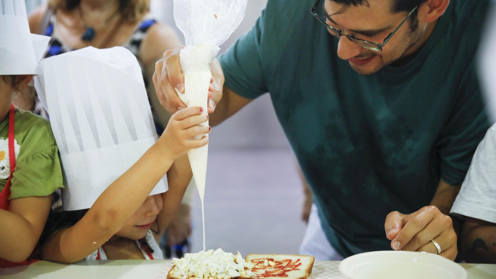 Las imágenes del taller infantil de cocina en el mercado de Almería