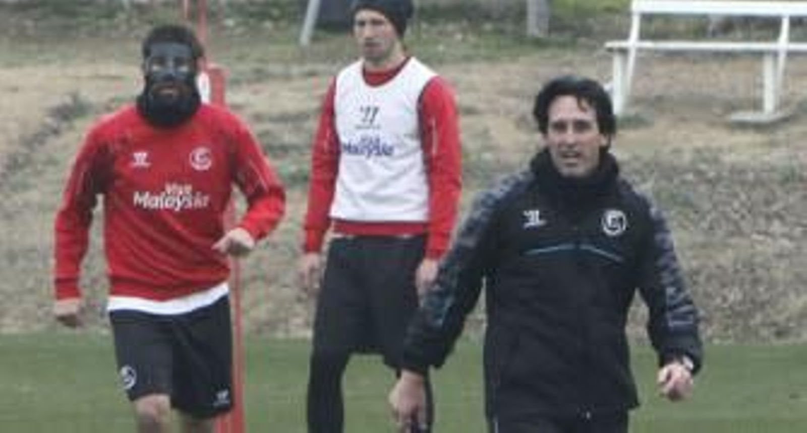 Coke, con máscara, se ejercita detrás de Emery en compañía de Krychowiak. / José Ángel García