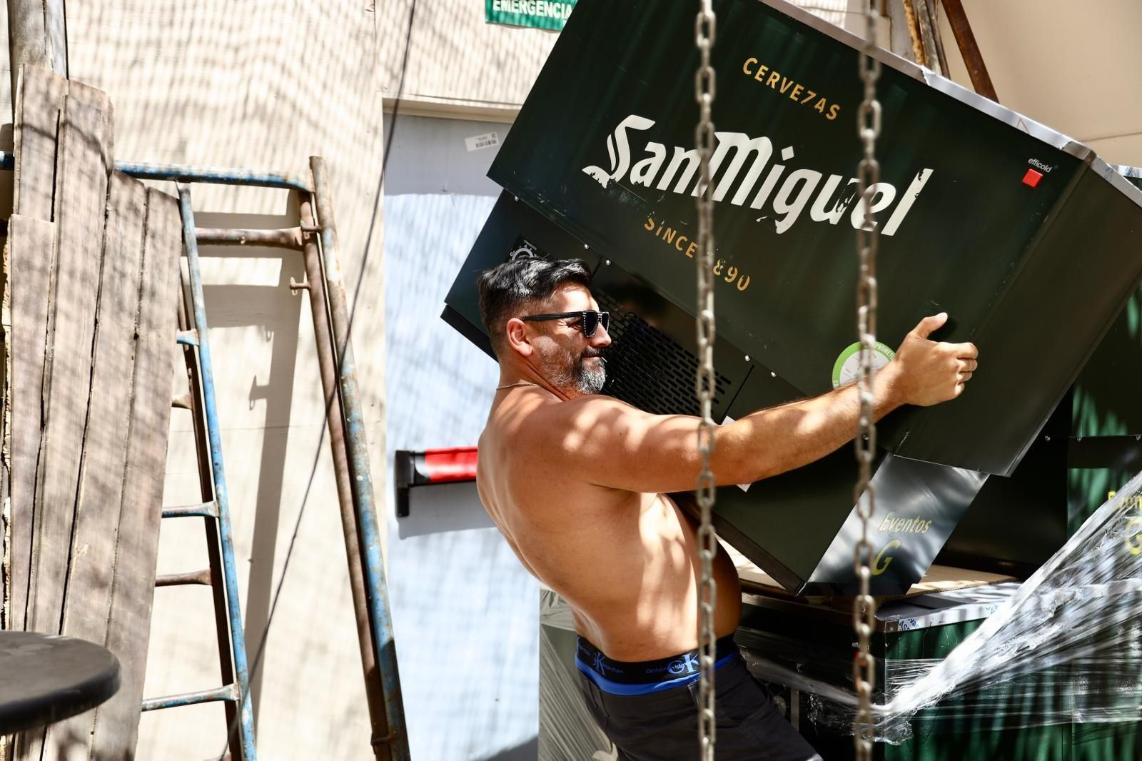 Los últimos preparativos para la Feria de Málaga, en imágenes.