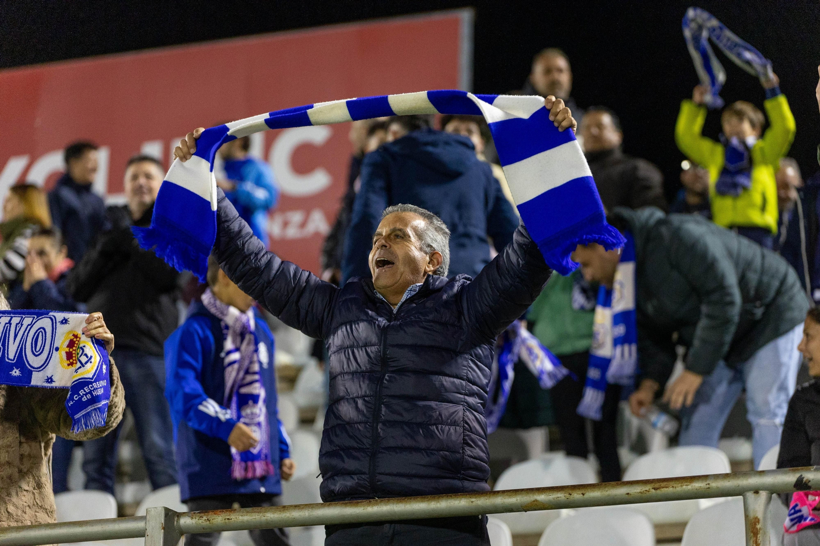 Un aficionado anima al Decano