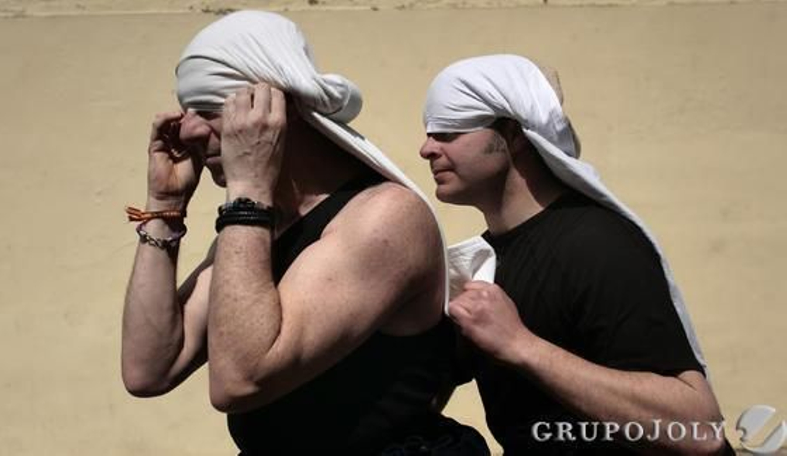 Costaleros de la Hermandad de Los Servitas se preparan para realizar su estación de penitencia.  Foto: Juan Carlos Muñoz
