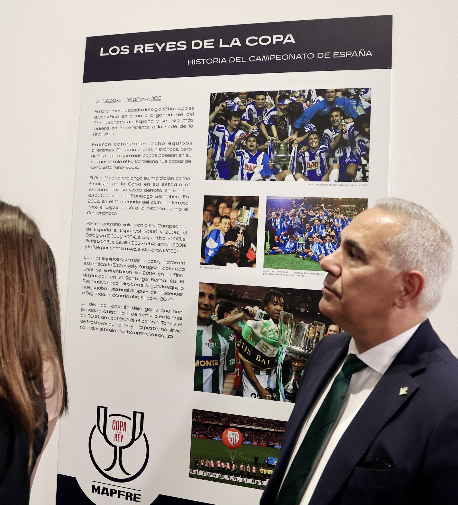 El presidente de la Junta de Andalucía recibe la Copa del Rey e inaugura la exposición "Los reyes de la Copa"