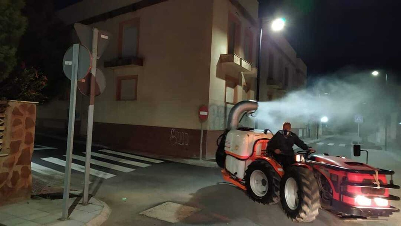 Agricultores de Balanegra colaboran en las labores de desinfección del pueblo.
