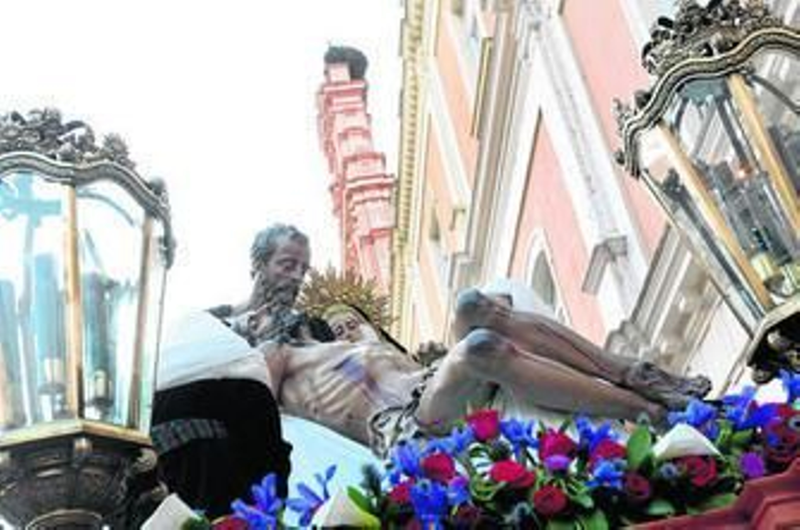 El Cristo de la Providencia a su salida, bajo la espadaña de la Santa Iglesia Catedral de Huelva.