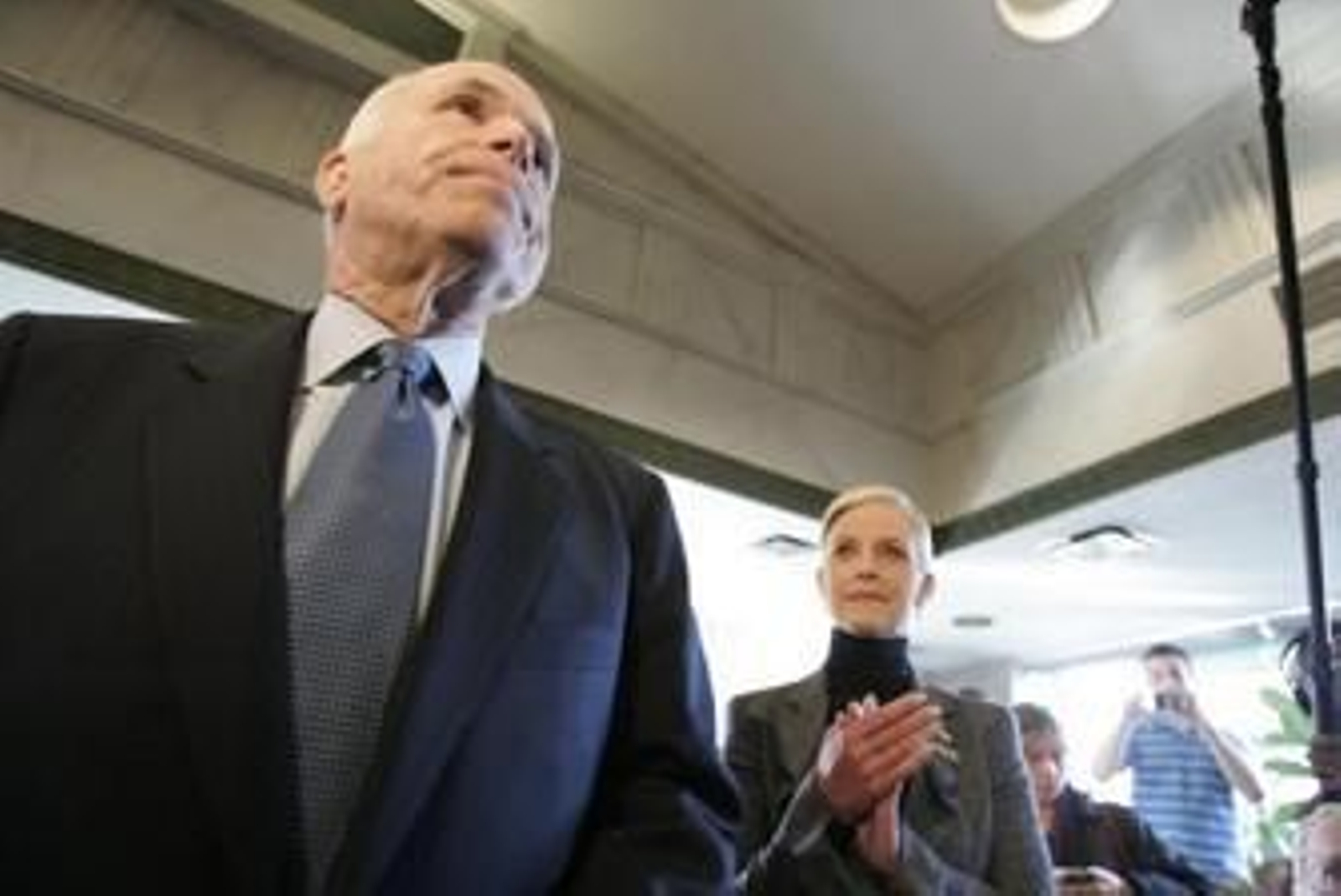 John McCain y su esposa saludan a sus seguidores en el restaurante Charlie's, en Perrysburg, Ohio.