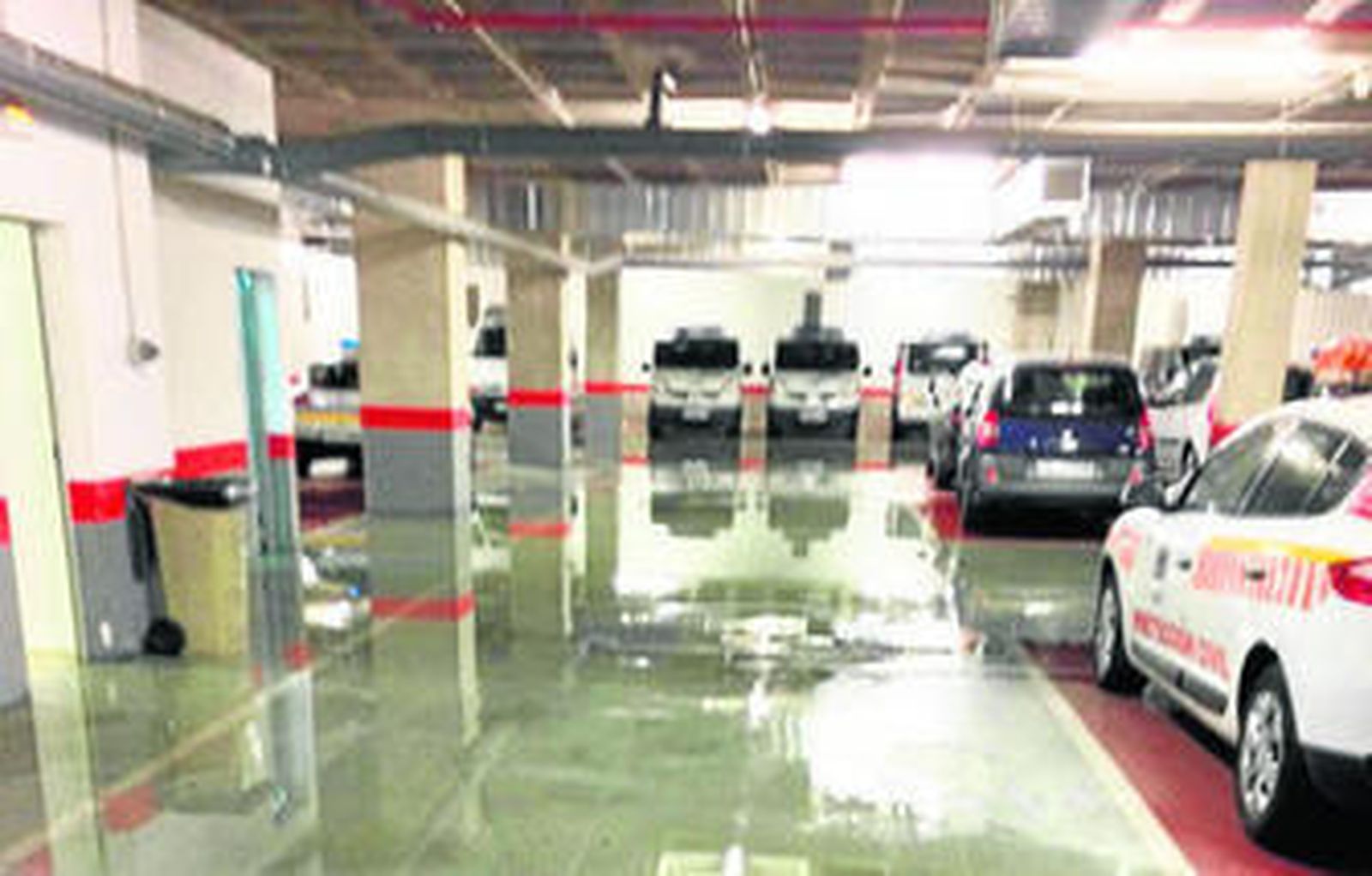 La imagen muestra las inundaciones en el garaje de la Jefatura de La Ranilla.