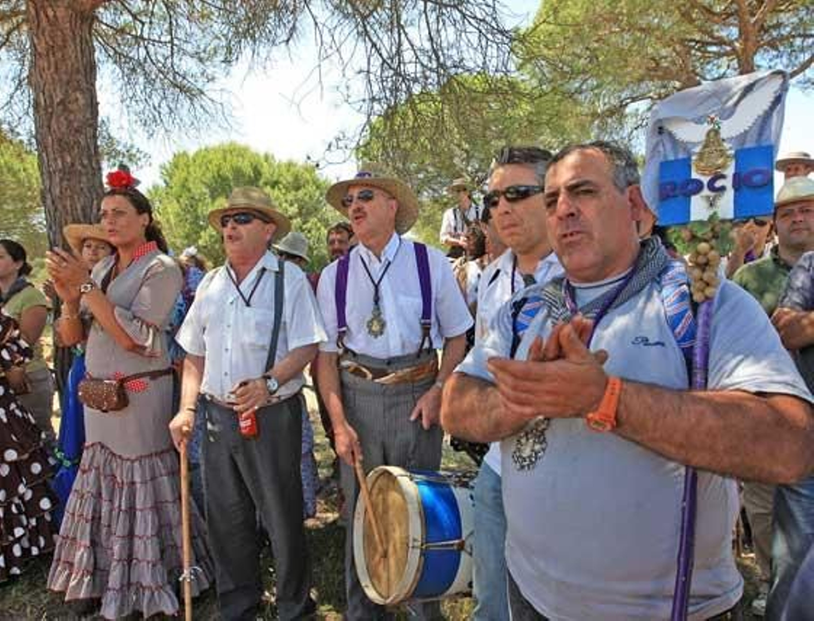 Un grupo de romeros canta unas sevillanas ayer durante un rengue.

Foto: Juan Carlos Toro