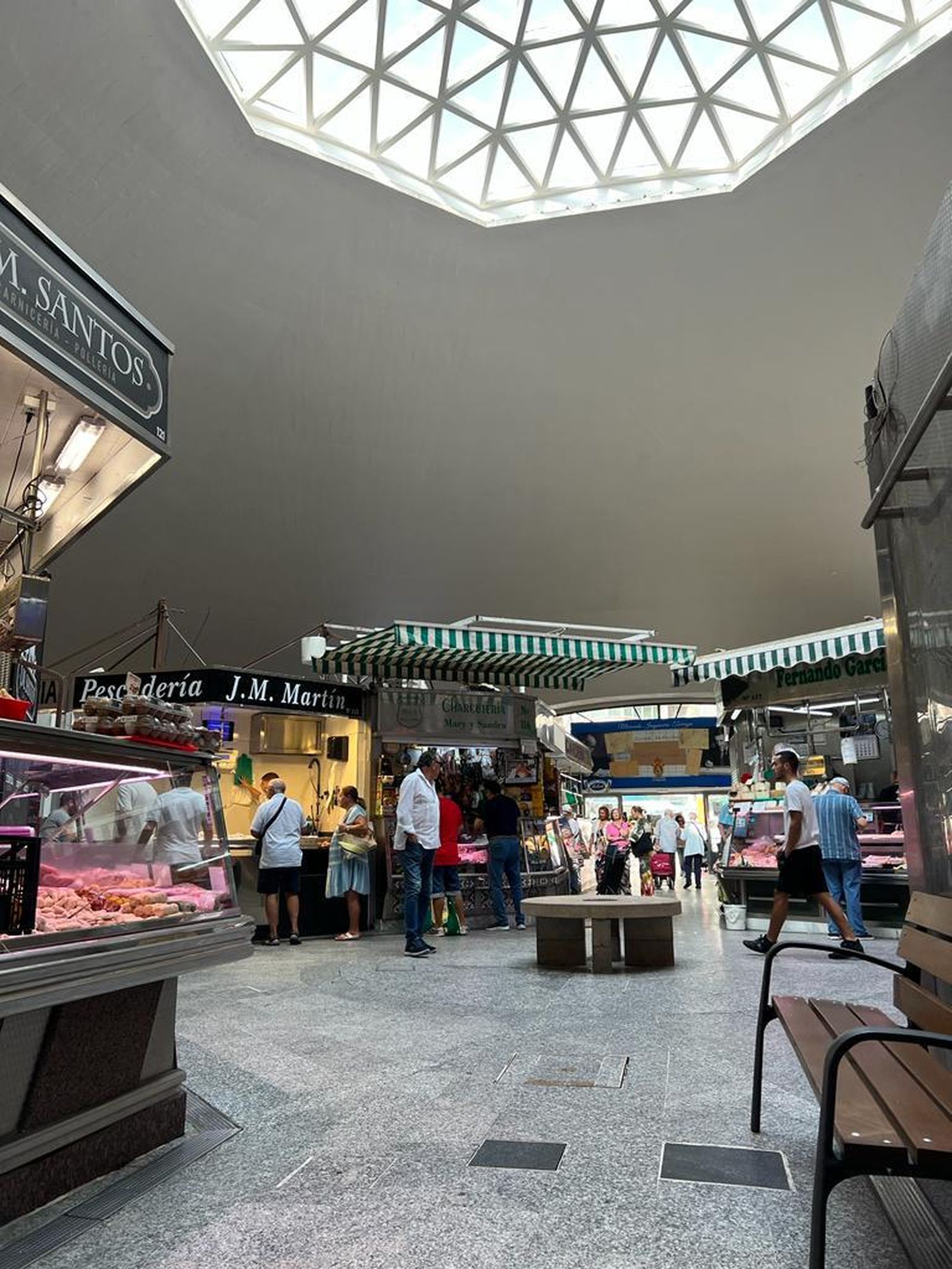 Una mañana de compras en el Mercado Ingeniero Torroja de Algeciras, en imágenes.