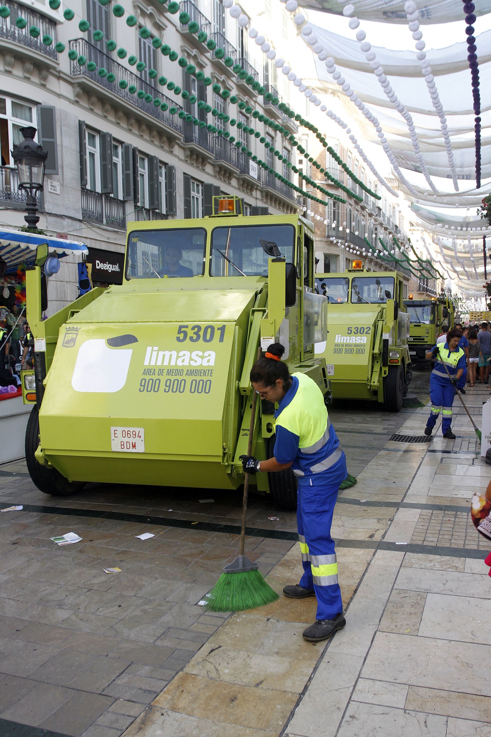 Operarios de Limasa trabajan durante la Feria de 2017 en calle Larios