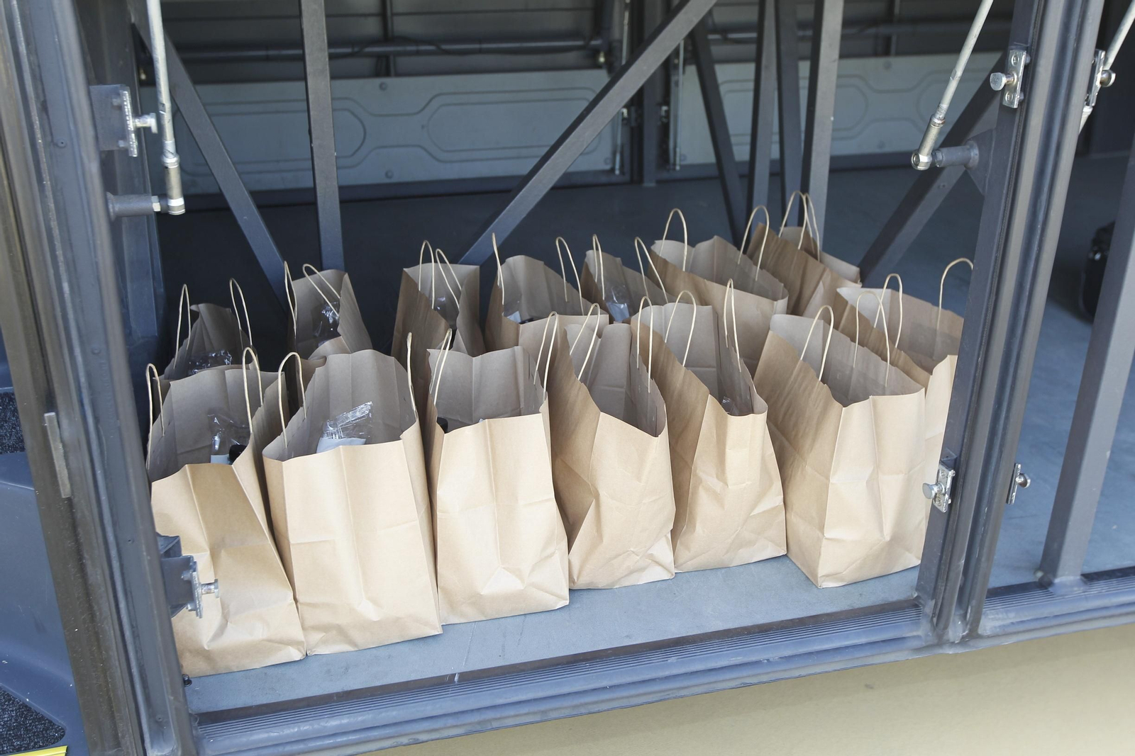 Fotogalería salida jugadores U.D. Almería hacia Alcorcón