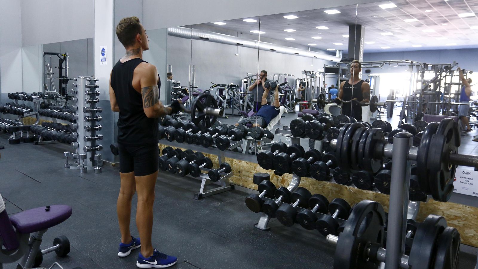 Deportista haciendo levantamiento de pesas en Gimnasio Océano.