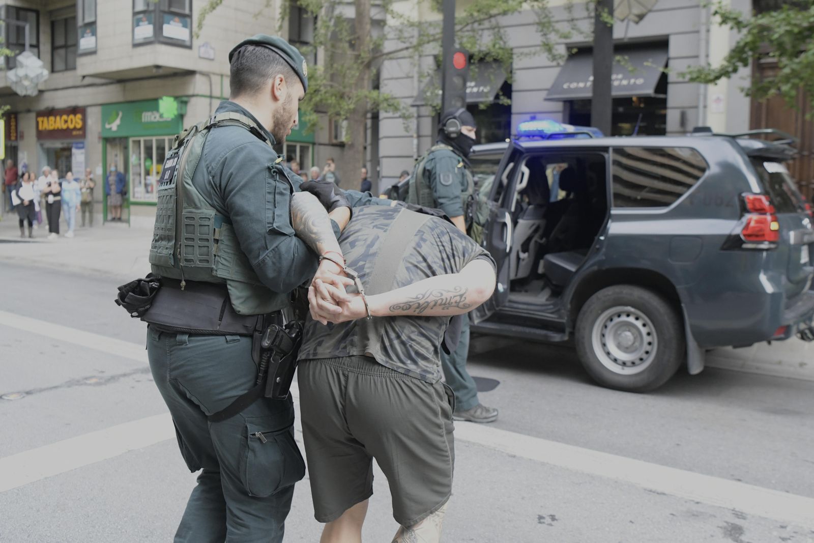 Imagen del traslado de uno de los detenidos por parte de la Guardia Civil