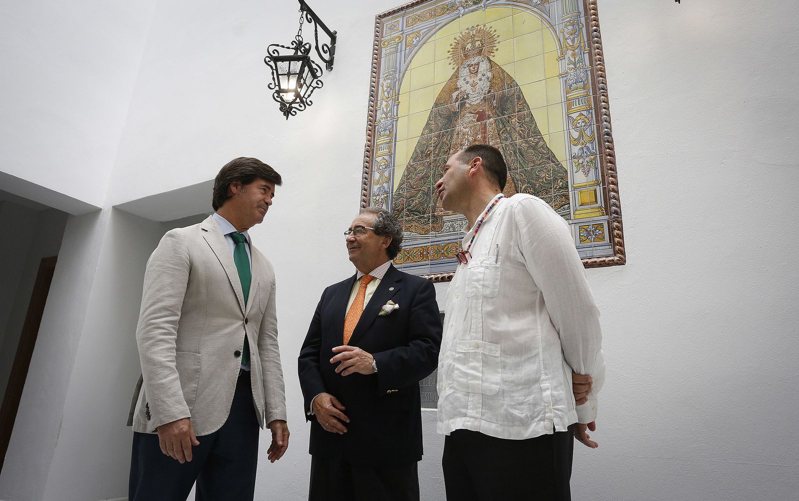 Miguel Rus, Fernández Cabrero y Rafael Cuadrado en el patio de la casa.