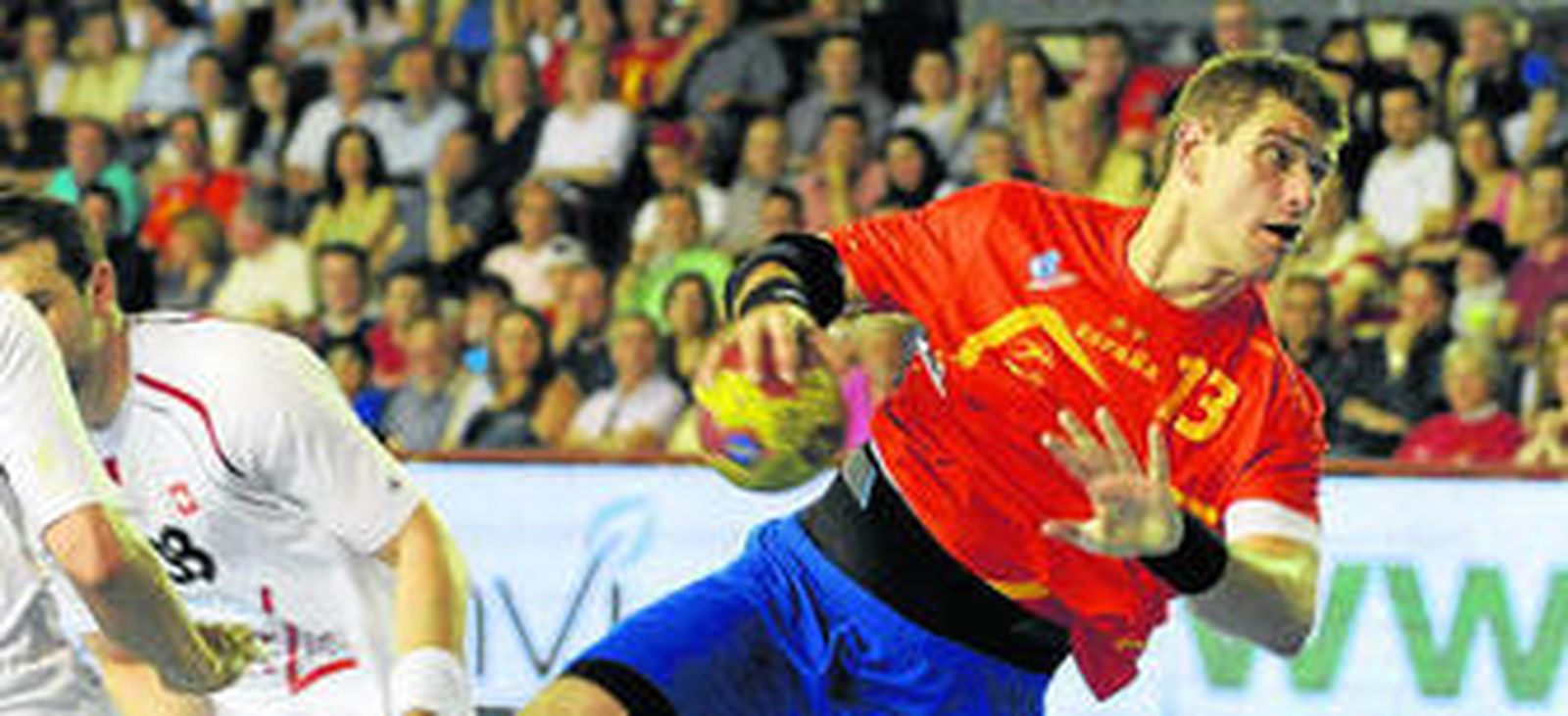 Julen Aguinagalde se dispone a lanzar a portería durante el encuentro disputado ayer en León ante Suiza.