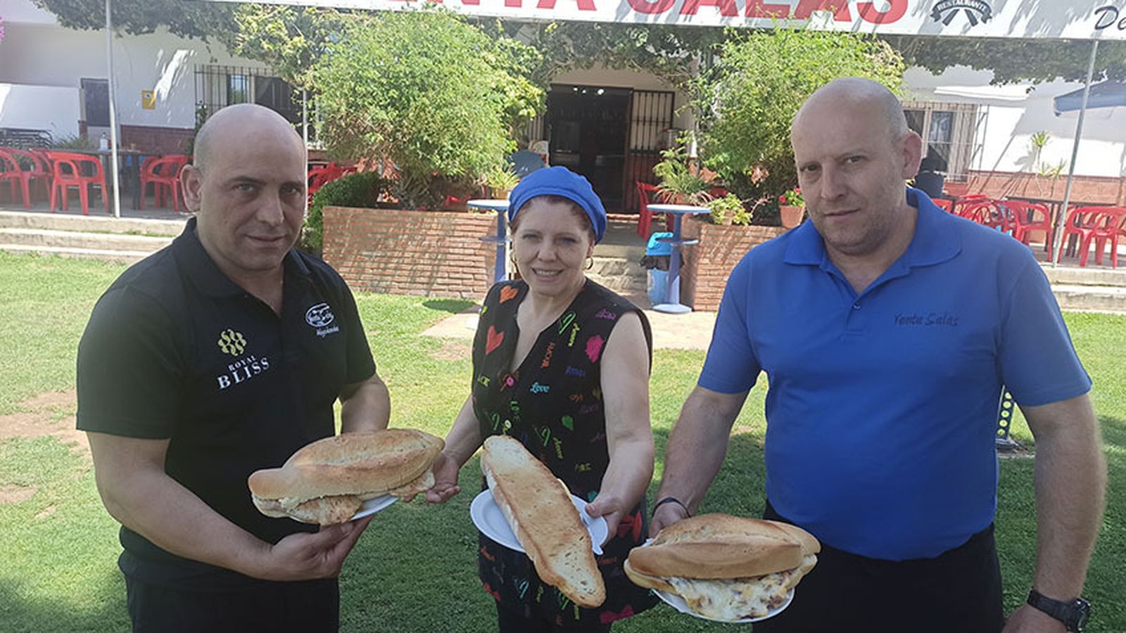 Los Hermanos Salas, posando con sus tostadas gigantes