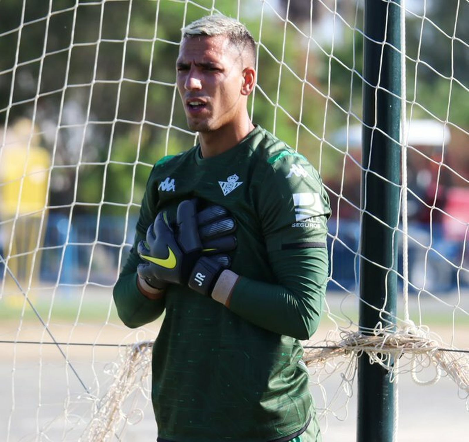 Joel Robles, en un entrenamiento con el Betis.