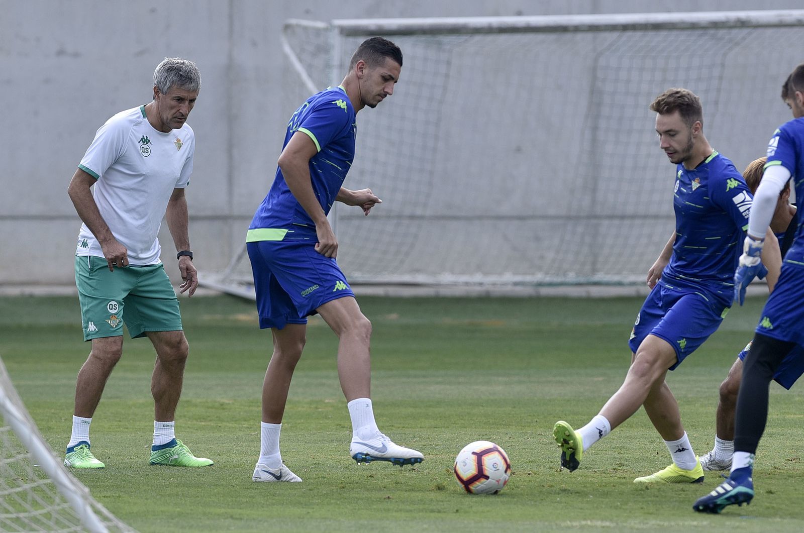 Setién, en un rondo con Feddal, Loren y otros jugadores.