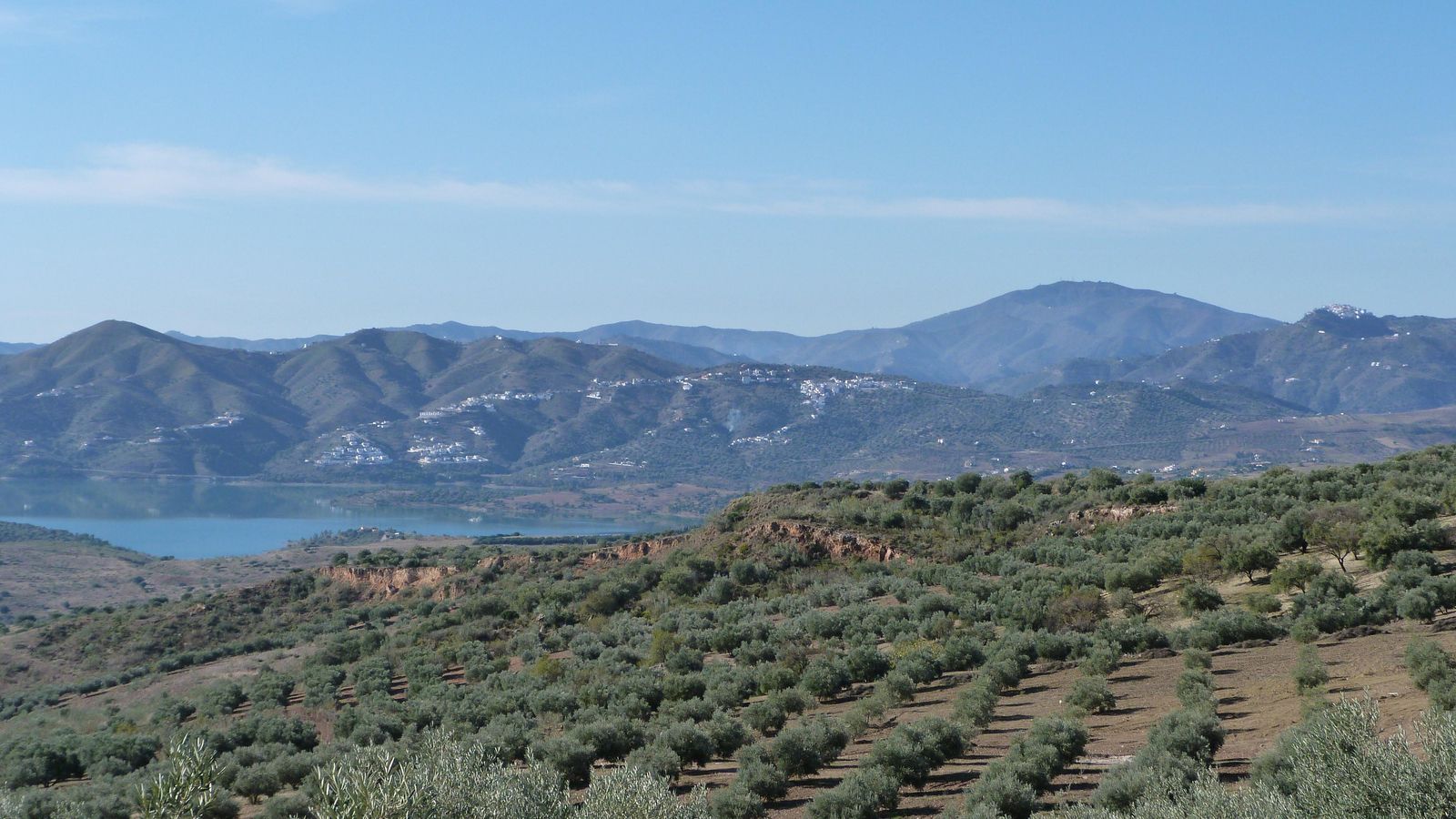 El camino nos muestra grandes vistas del pantano y de los Romanes.