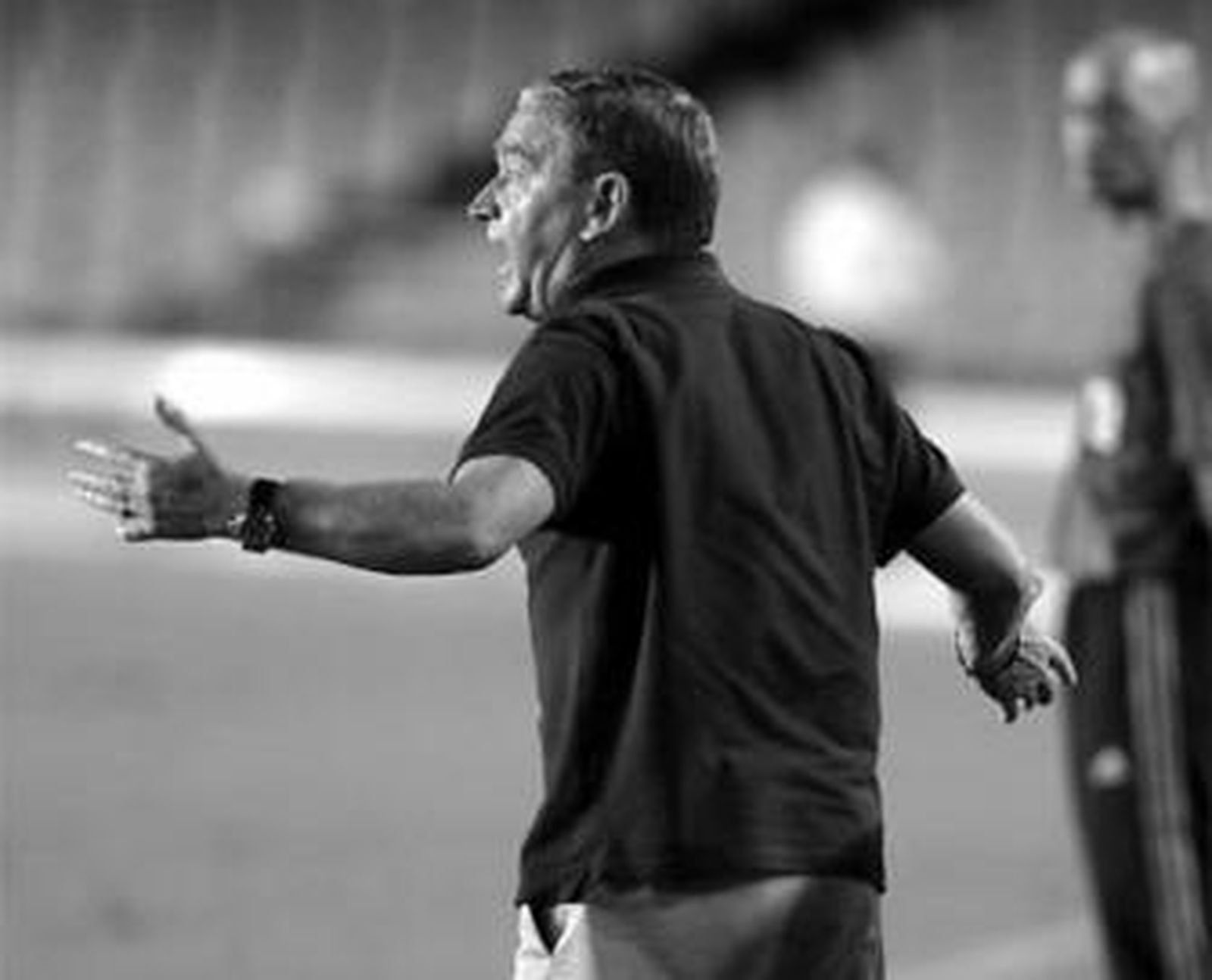 El técnico vasco felicitó a Esteban Vigo por el choque.