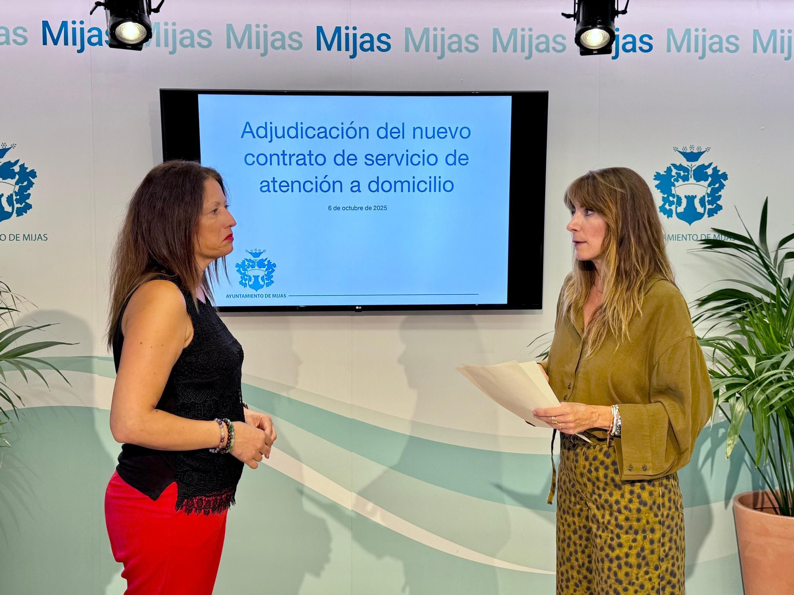 La alcaldesa, Ana Mata (D.), y la edil de Inclusión Social, Mari Francis Alarcón.