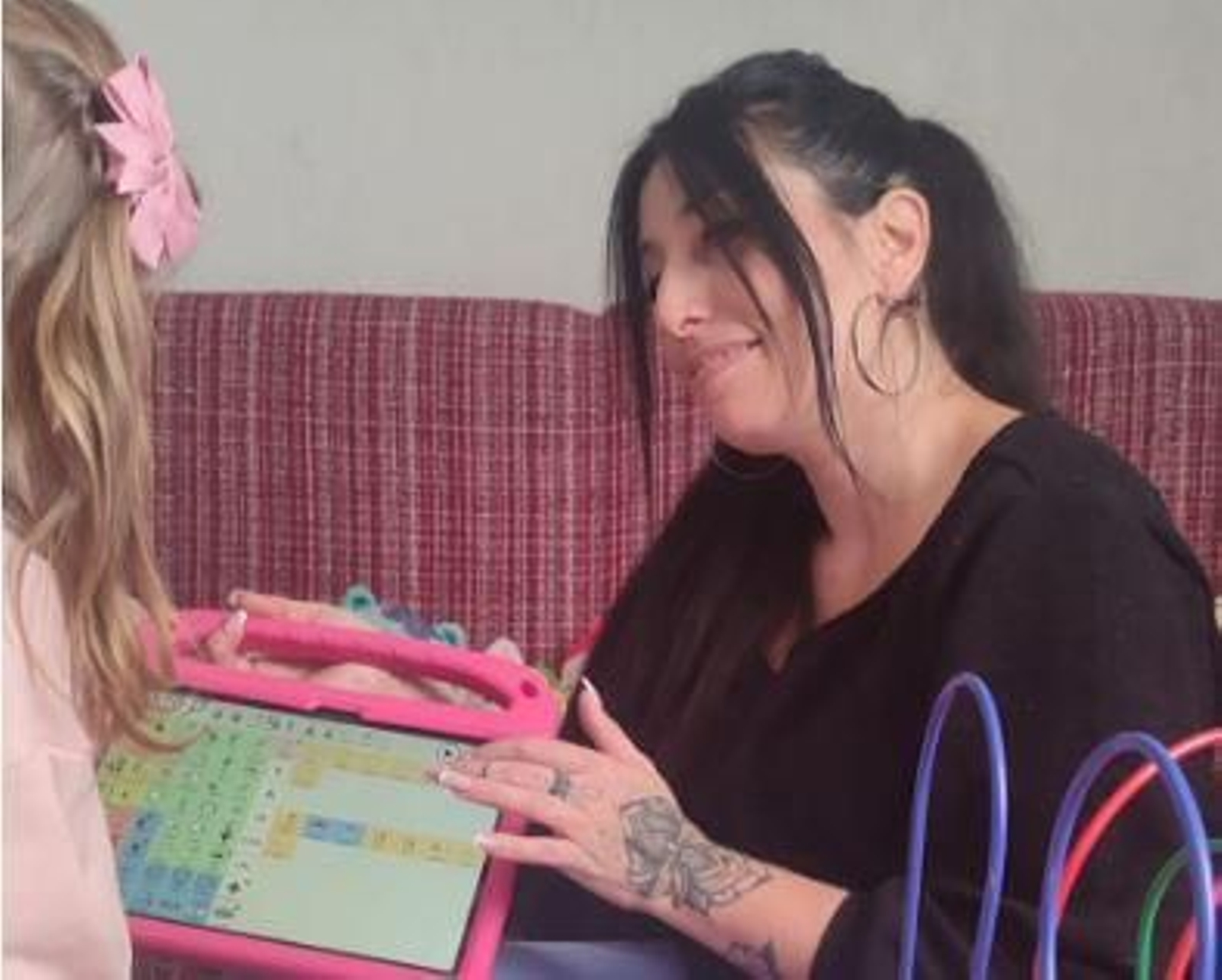 Manuela y su madre Cristina comunicándose con la tablet.