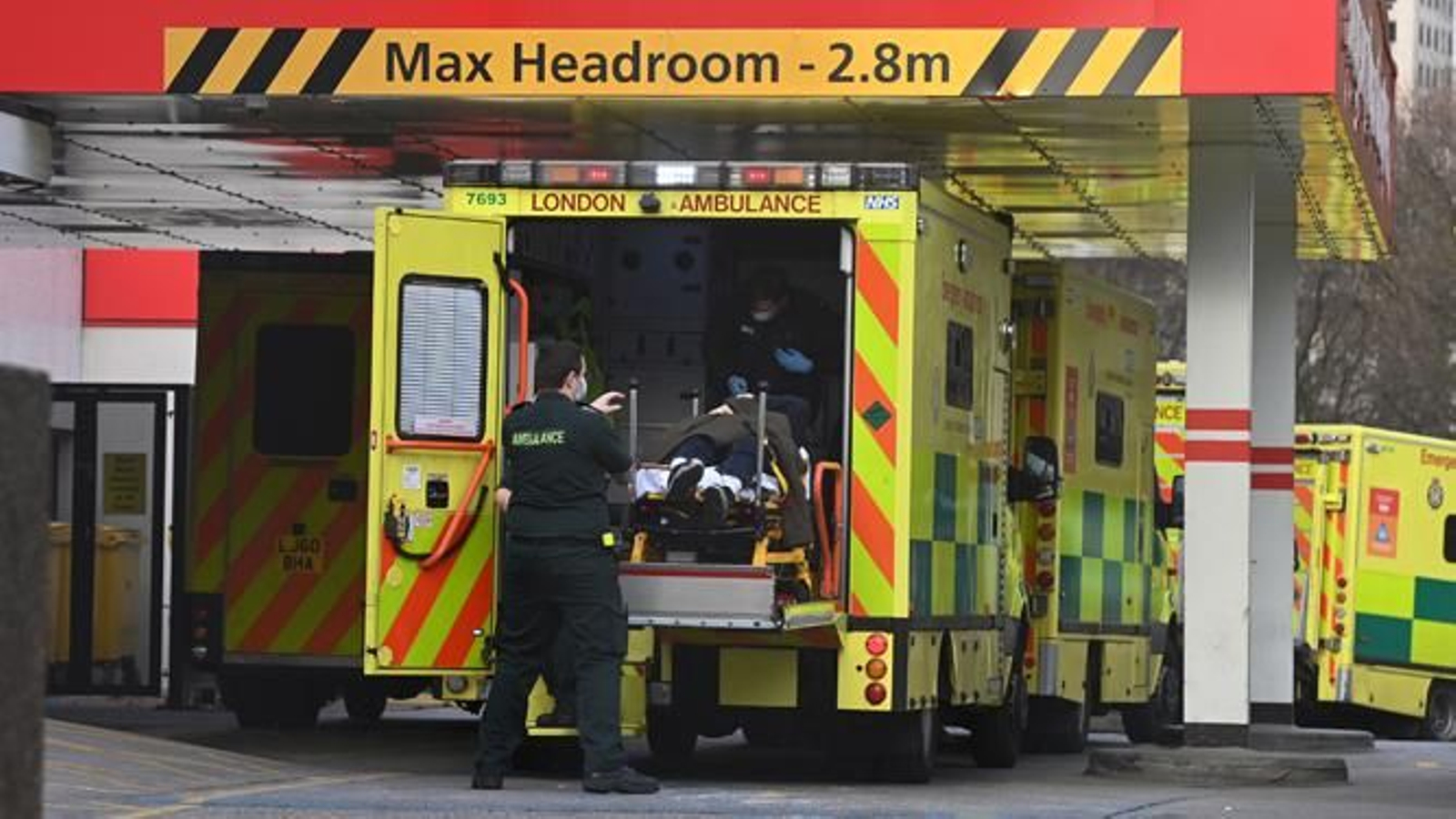 Una ambulancia en la entrada de Emergencias de un hospital londinense.