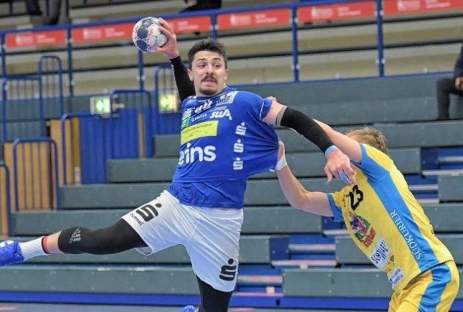 El central Gonçalo Ribeiro ejecuta un disparo.