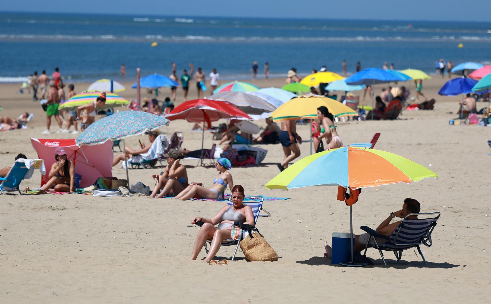 Imágenes del ambiente en las playas de Punta Umbría y La Bota en la mañana del domingo