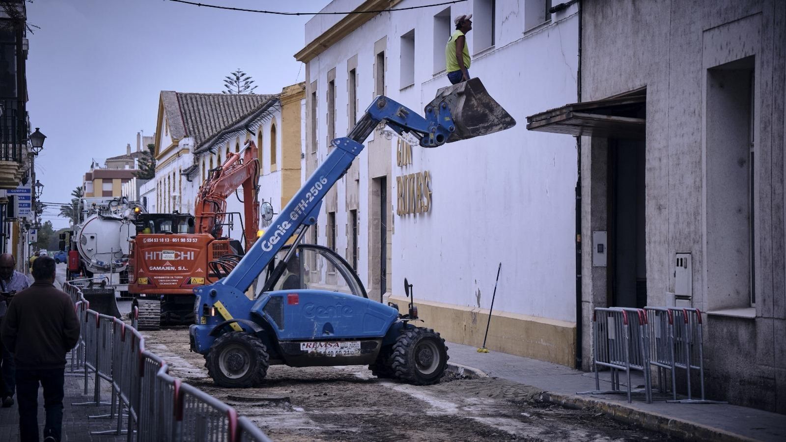 Máquinas trabajando estos días en la calle Aurora.
