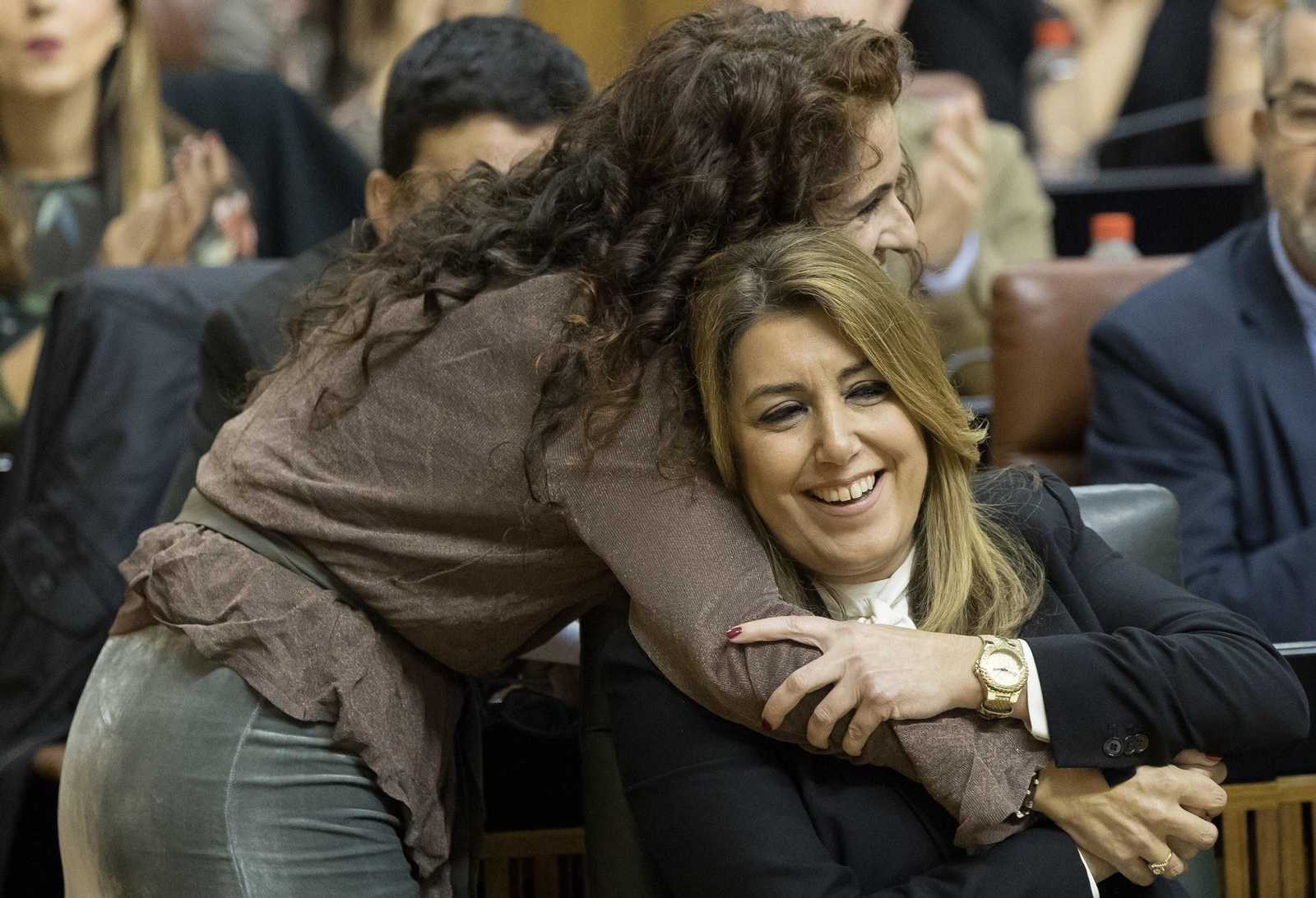 La consejera Montero abraza a Susana Díaz tras la aprobación.