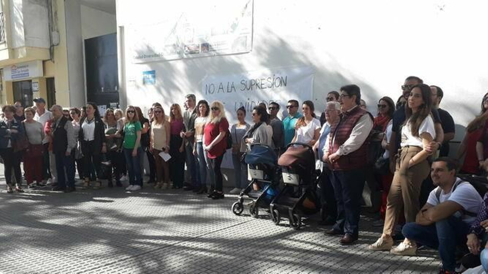 Protesta que se produjo en mayo en el colegio Almirante Laulhé por el recorte de líneas.