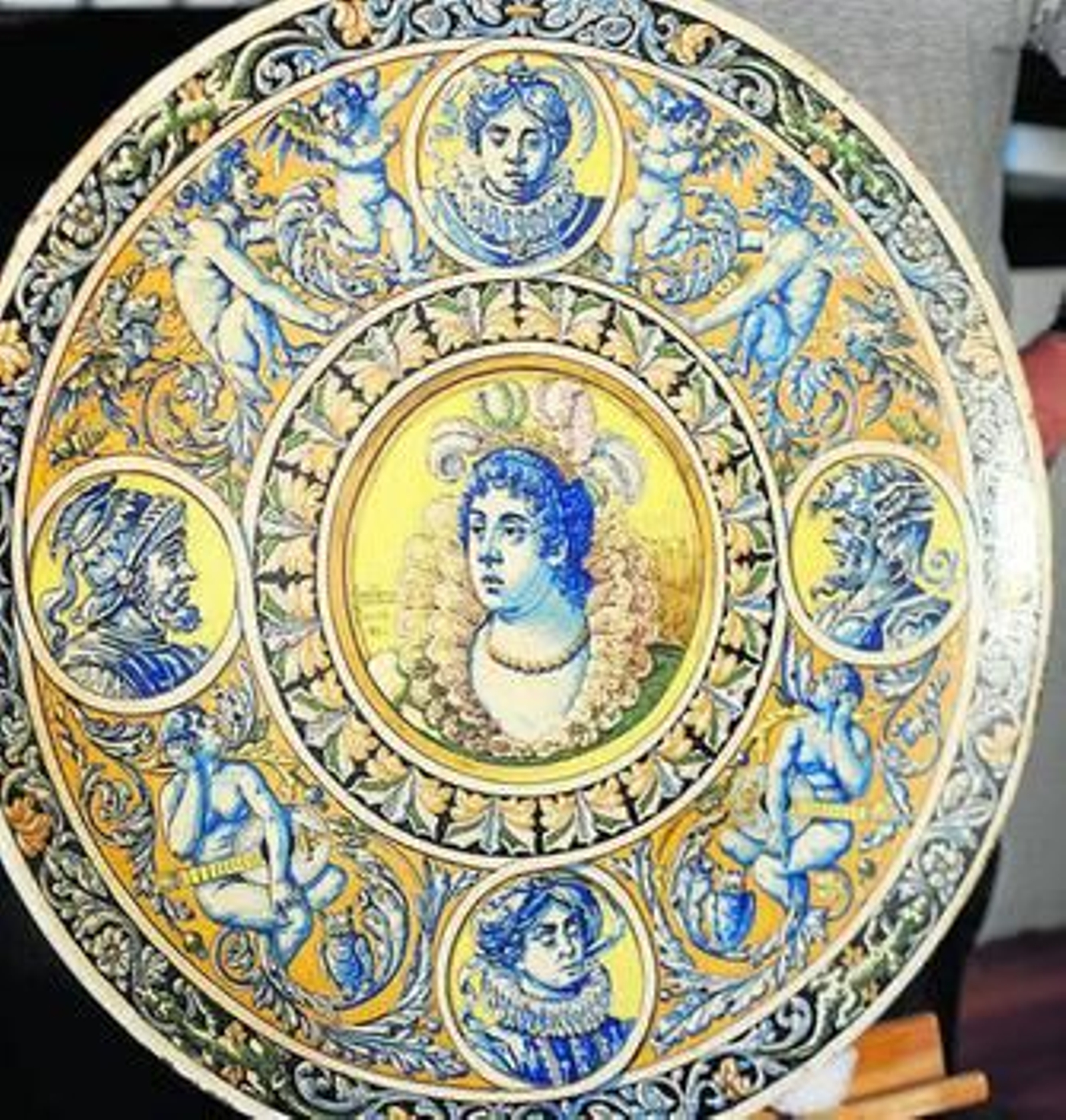 El plato pintado por Arellano, ayer en el Real Alcázar.