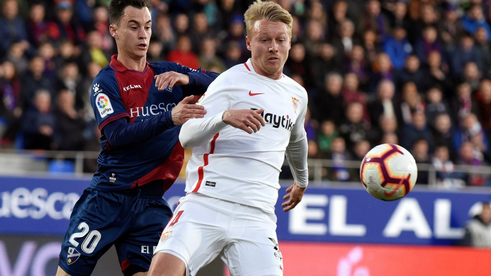 Kjaer protege el balón ante un rival.