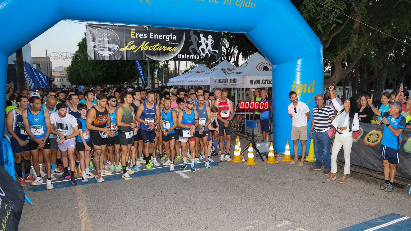 Los corredores preparados para tomar la salida de la ‘XII Eres Energía La Nocturna Balerma’. Los corredores preparados para tomar la salida de la ‘XII Eres Energía La Nocturna Balerma’.