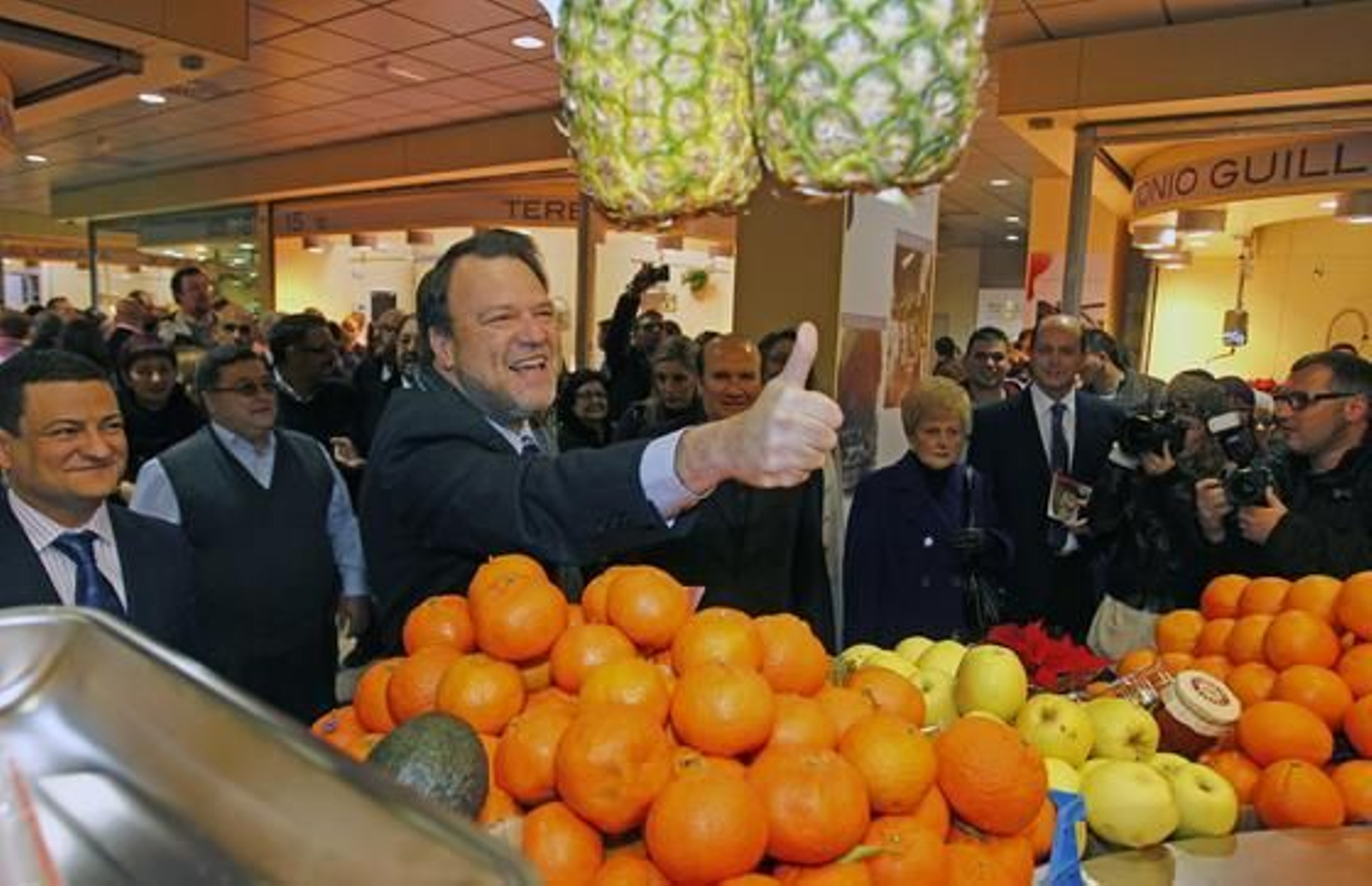 El alcalde inaugura el reformado mercado de la Encarnación. / Antonio Pizarro