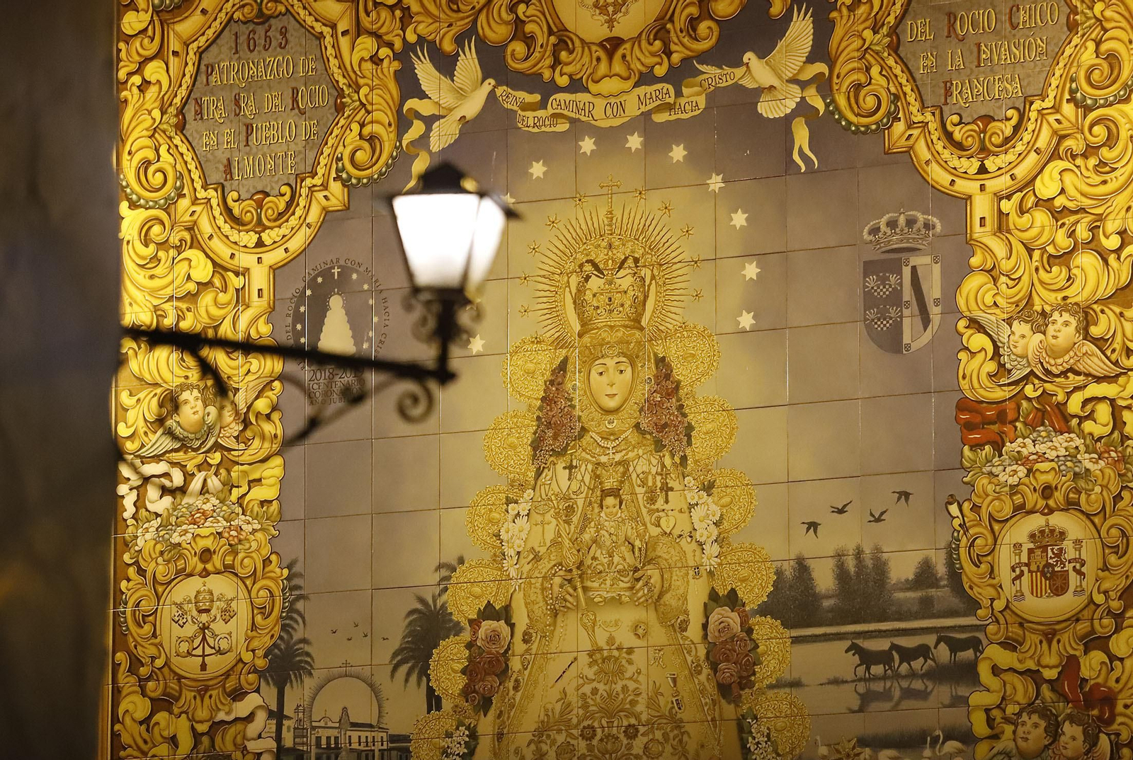 La Virgen del Rocío recorre las calles de Almonte hacia el Chaparral para el inicio del Camino de los Llanos