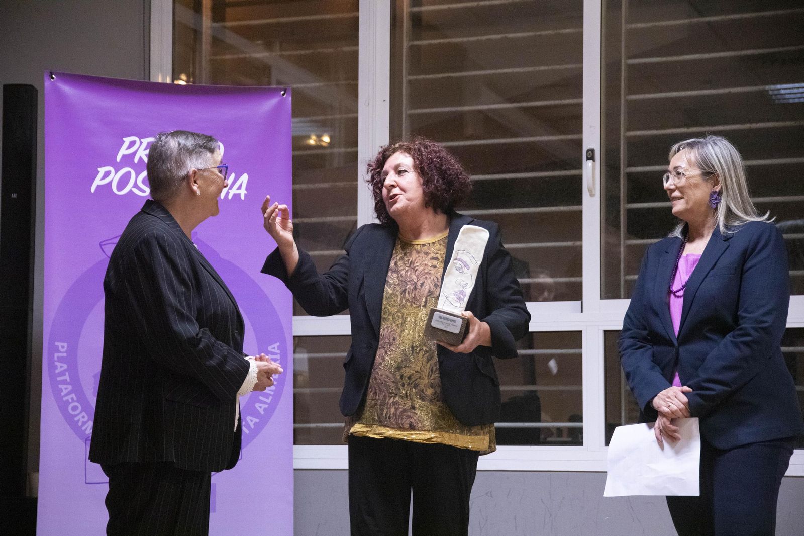La Plataforma de Acción Feminista en Almería rinde homenaje a las mujeres de la Desbandá con su II Premio ‘Posidonia’ a Loli Sierra, vicepresidenta de la Asociación Memorialista de la Desbandá, en imágenes